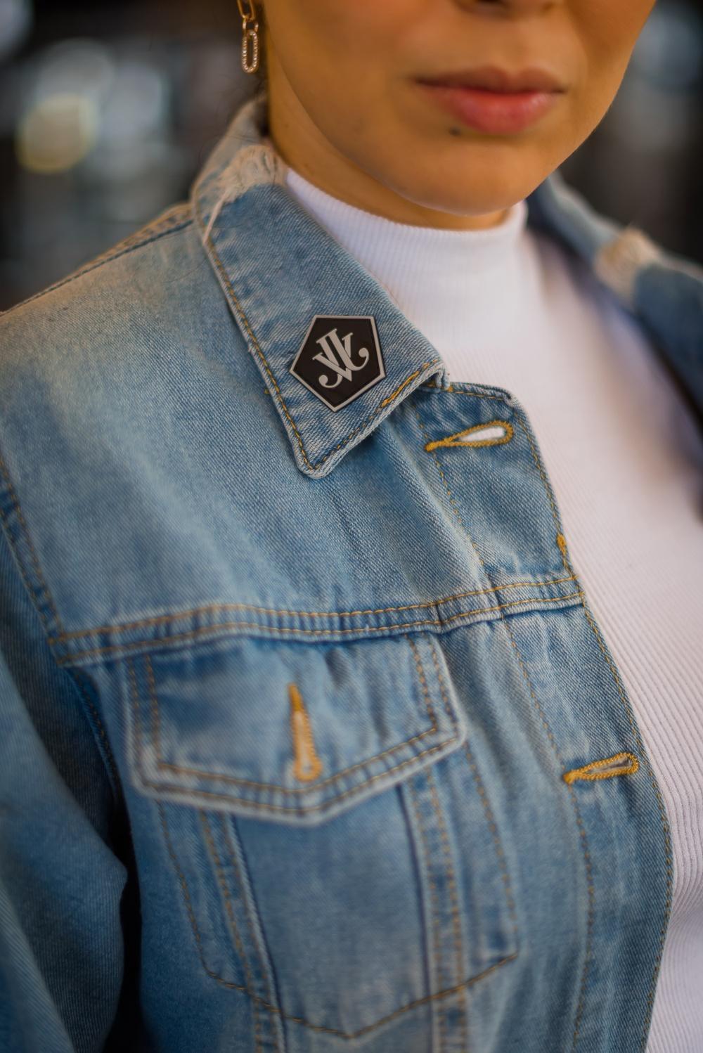 Close-up van de gouden details van de Chain Denim Jacket.