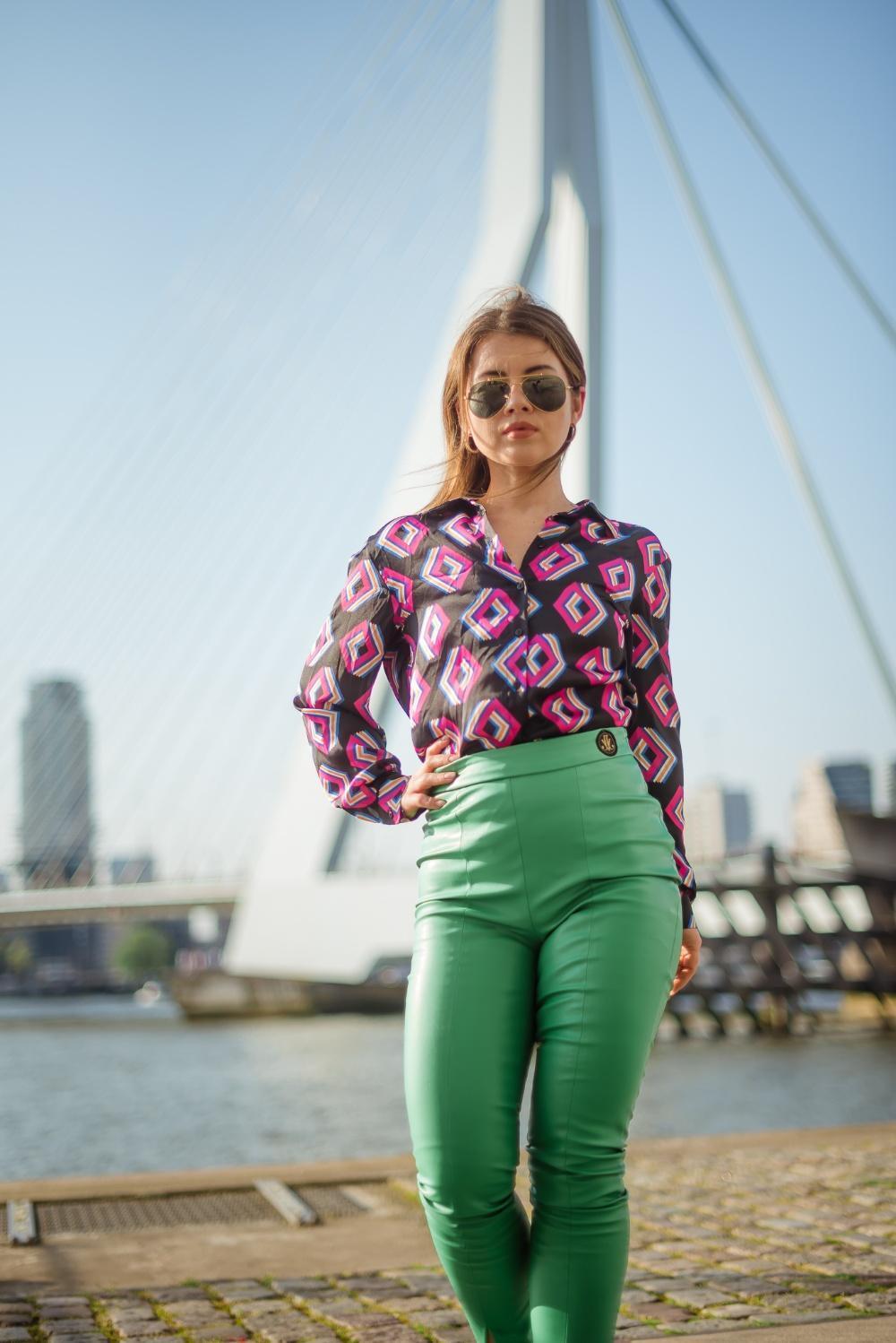 Zwarte blouse met patroon voor dames van JAIVIE.