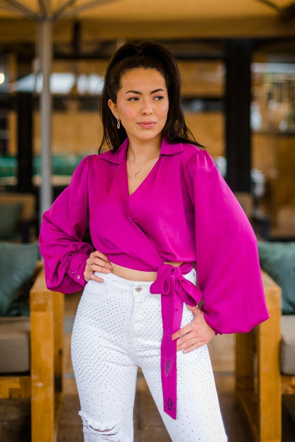 B-Fly Blouse Fuchsia gedragen door het model.