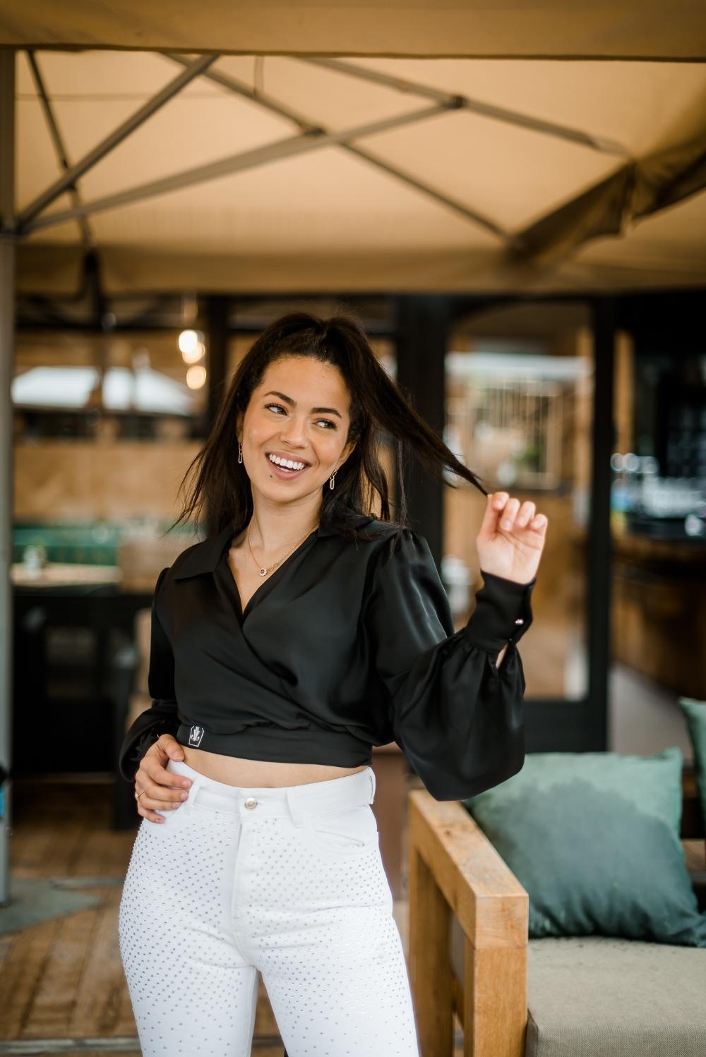 B-Fly Blouse Zwart van JAIVIE in voorkant.