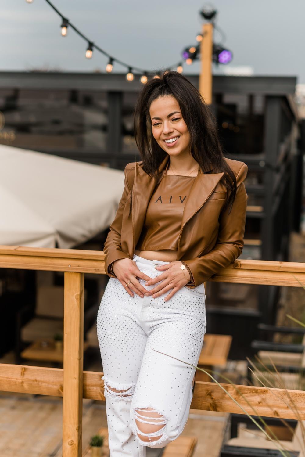 Bruine cropped jas voor dames van JAIVIE.