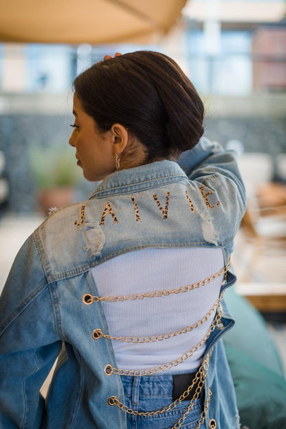 Achterkant van de Chain Denim Jacket van JAIVIE.