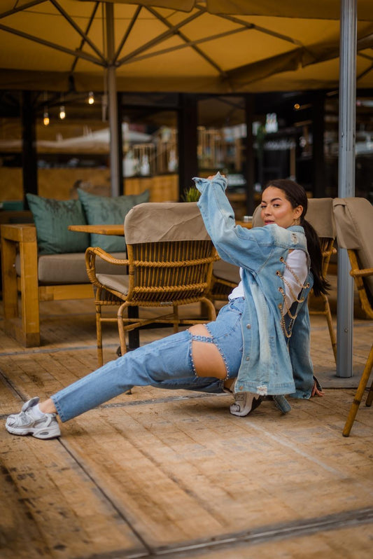 Denim jeans met zilveren studs van JAIVIE.

