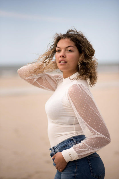 Miss Dots Top witte dames top met mesh mouwen van JAIVIE
