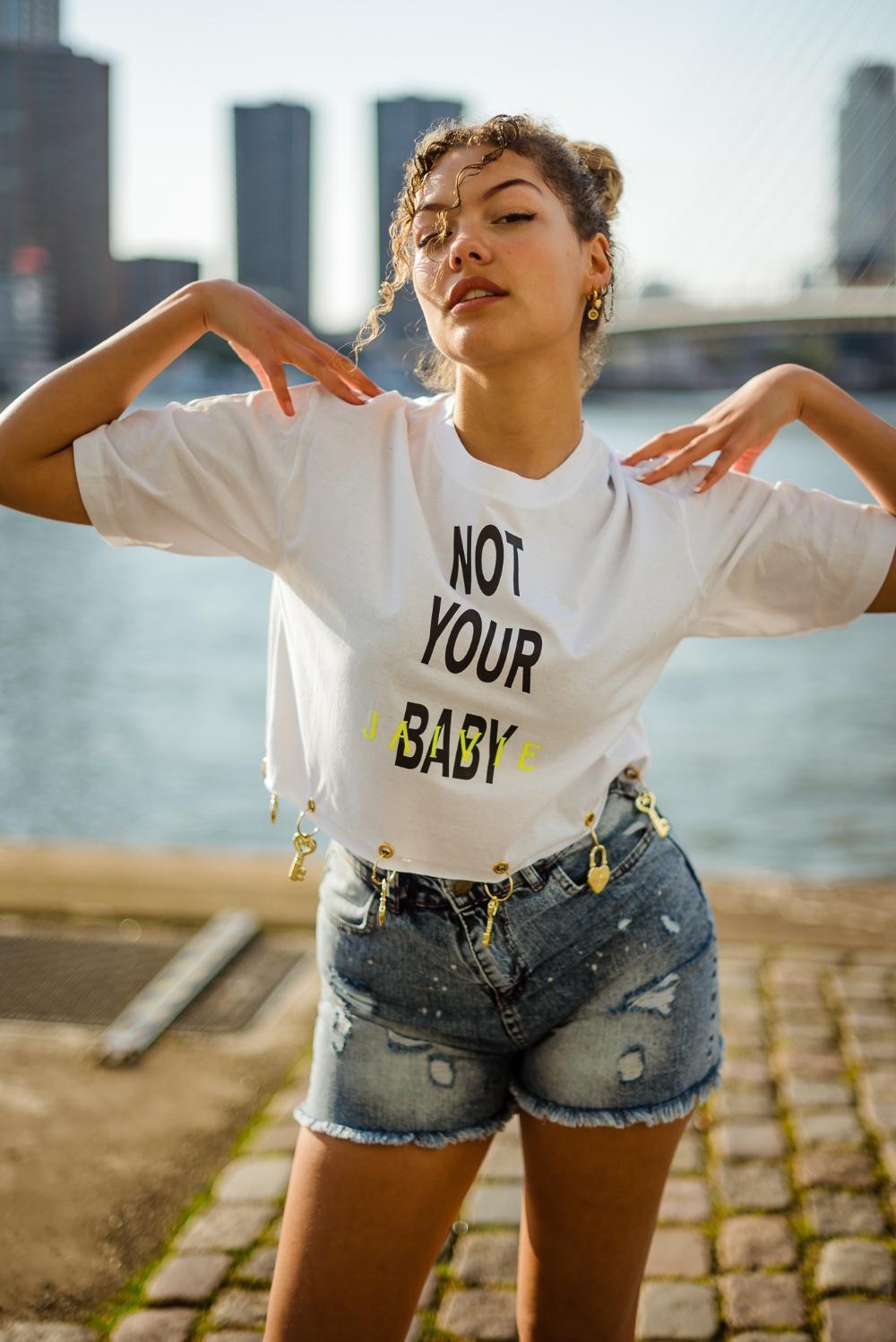 Not Your JAIVIE witte crop top met hartjeshangertjes - afbeelding 4