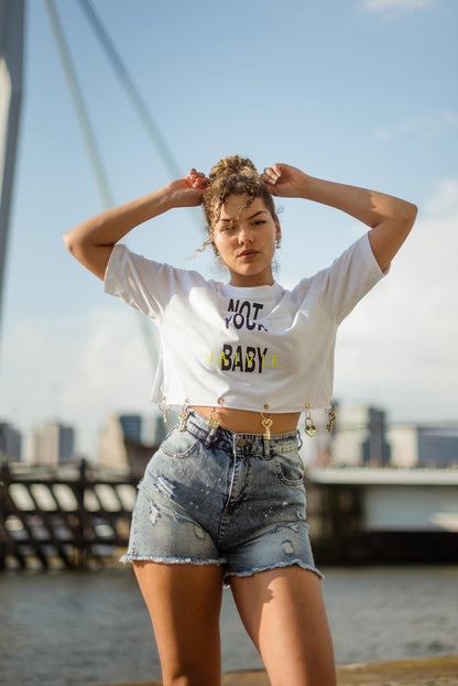 Not Your JAIVIE witte crop top met hartjeshangertjes - afbeelding 2