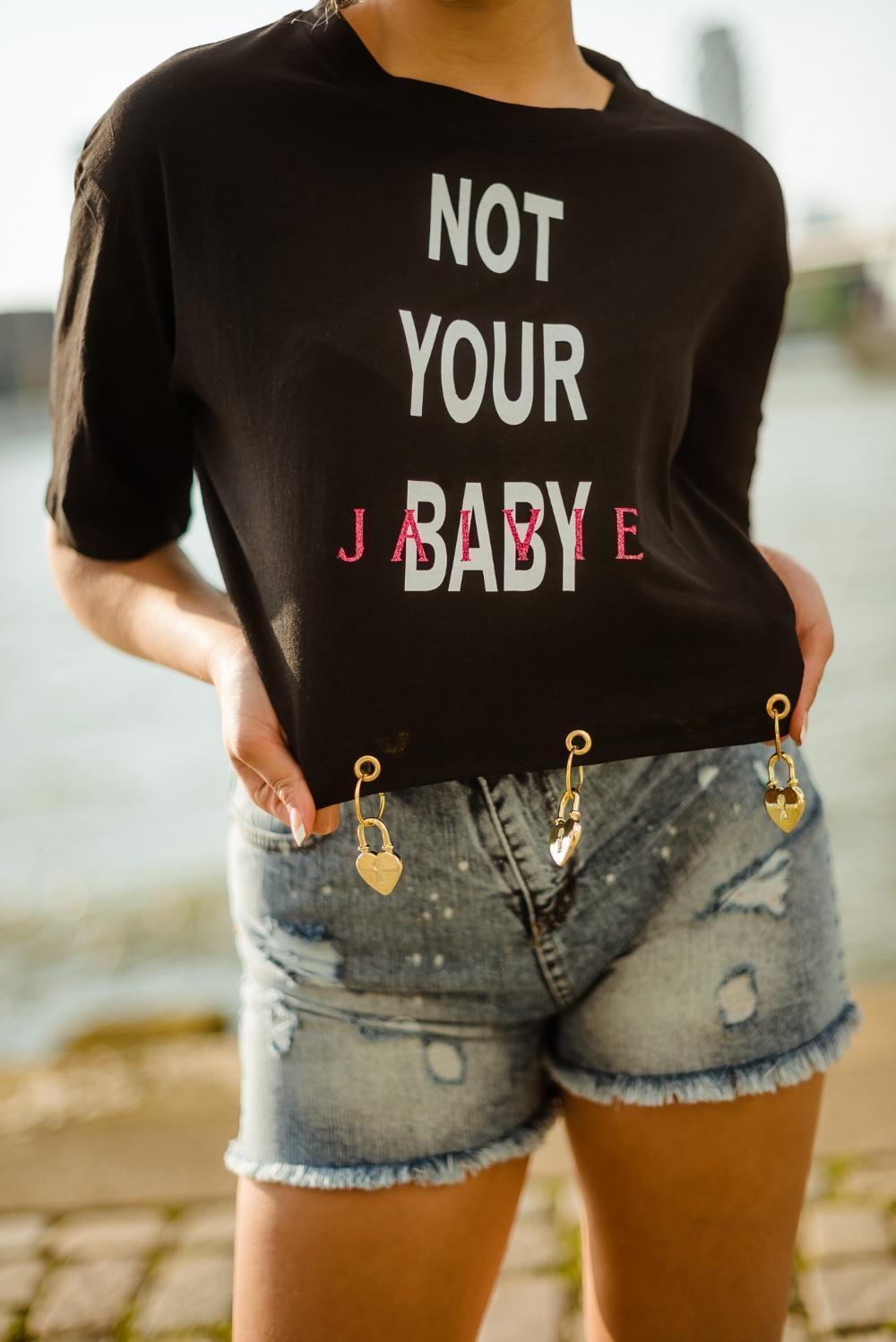 Not Your JAIVIE zwarte crop top met hartjeshangertjes - afbeelding 2