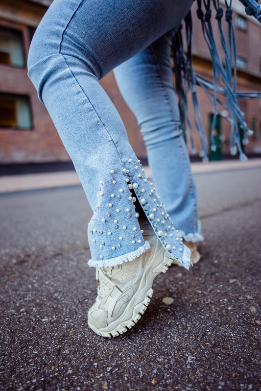 Pearl Flare Jeans van JAIVIE in denim uitvoering.
