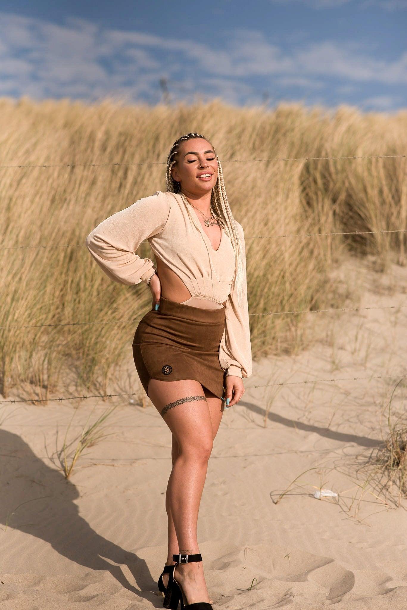 Velvet Mini Skirt Brown gestyled in een JAIVIE outfit