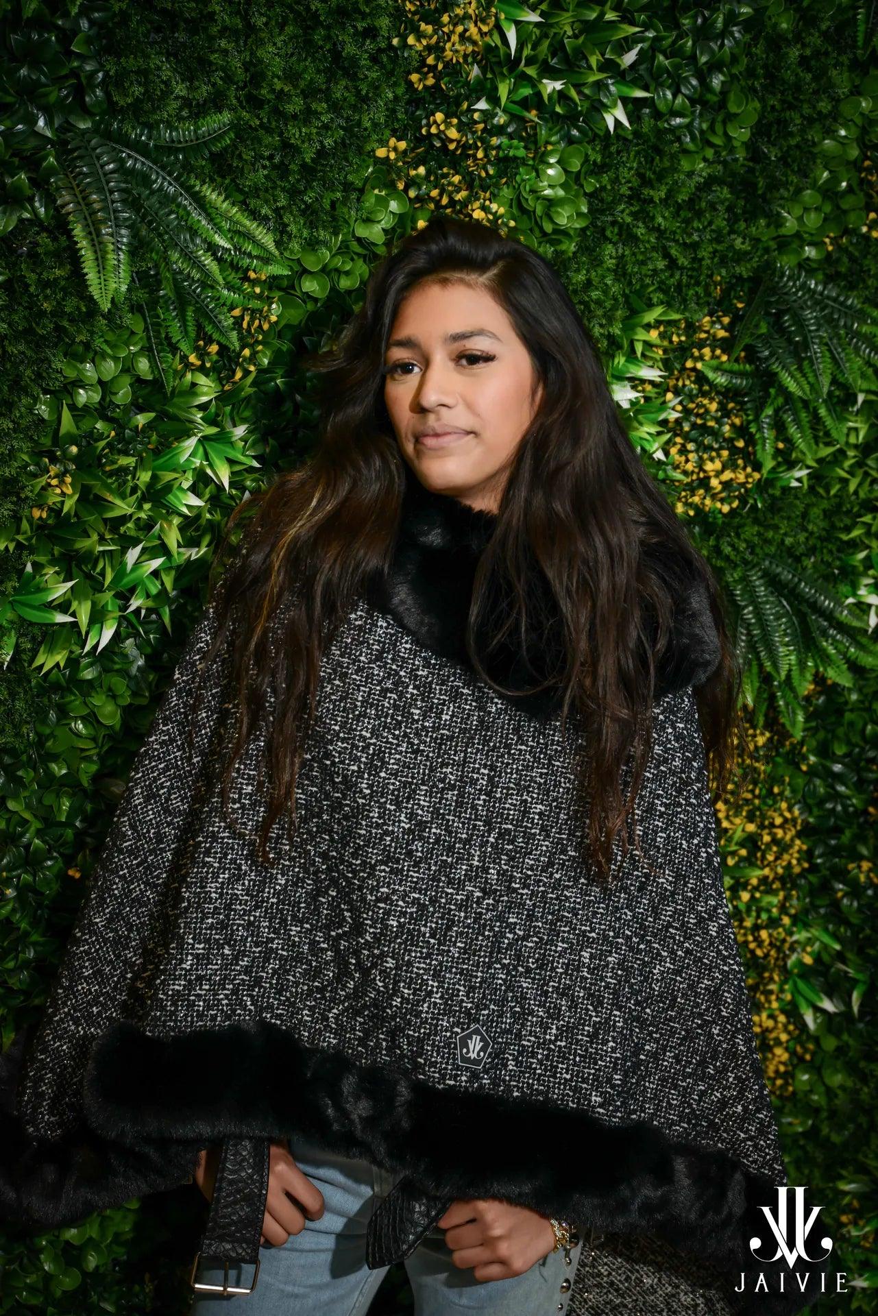 Luxe Black Poncho van JAIVIE