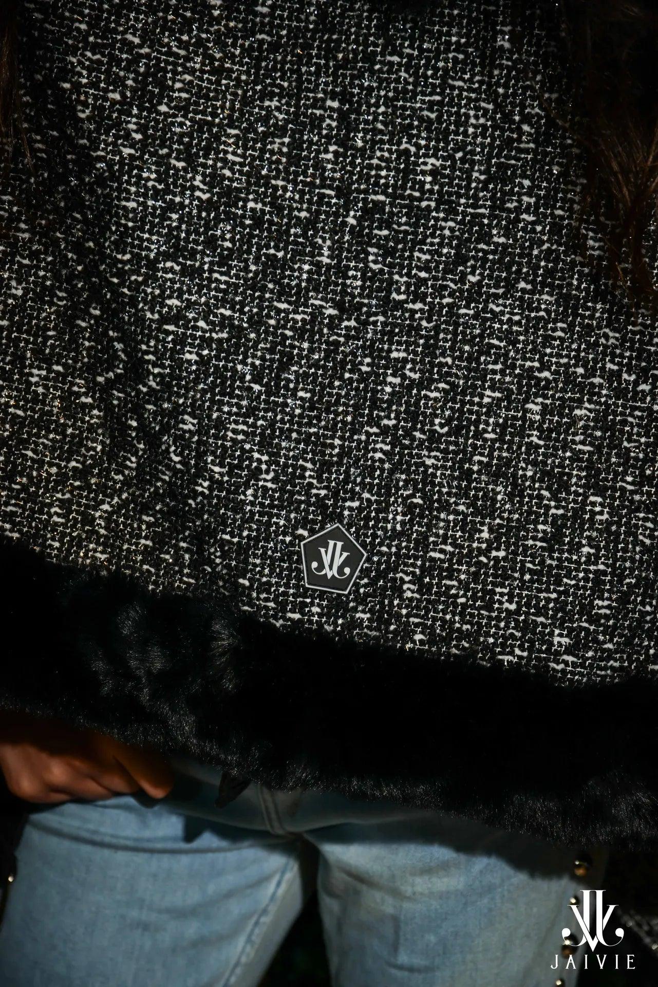 Luxe Black Poncho van JAIVIE