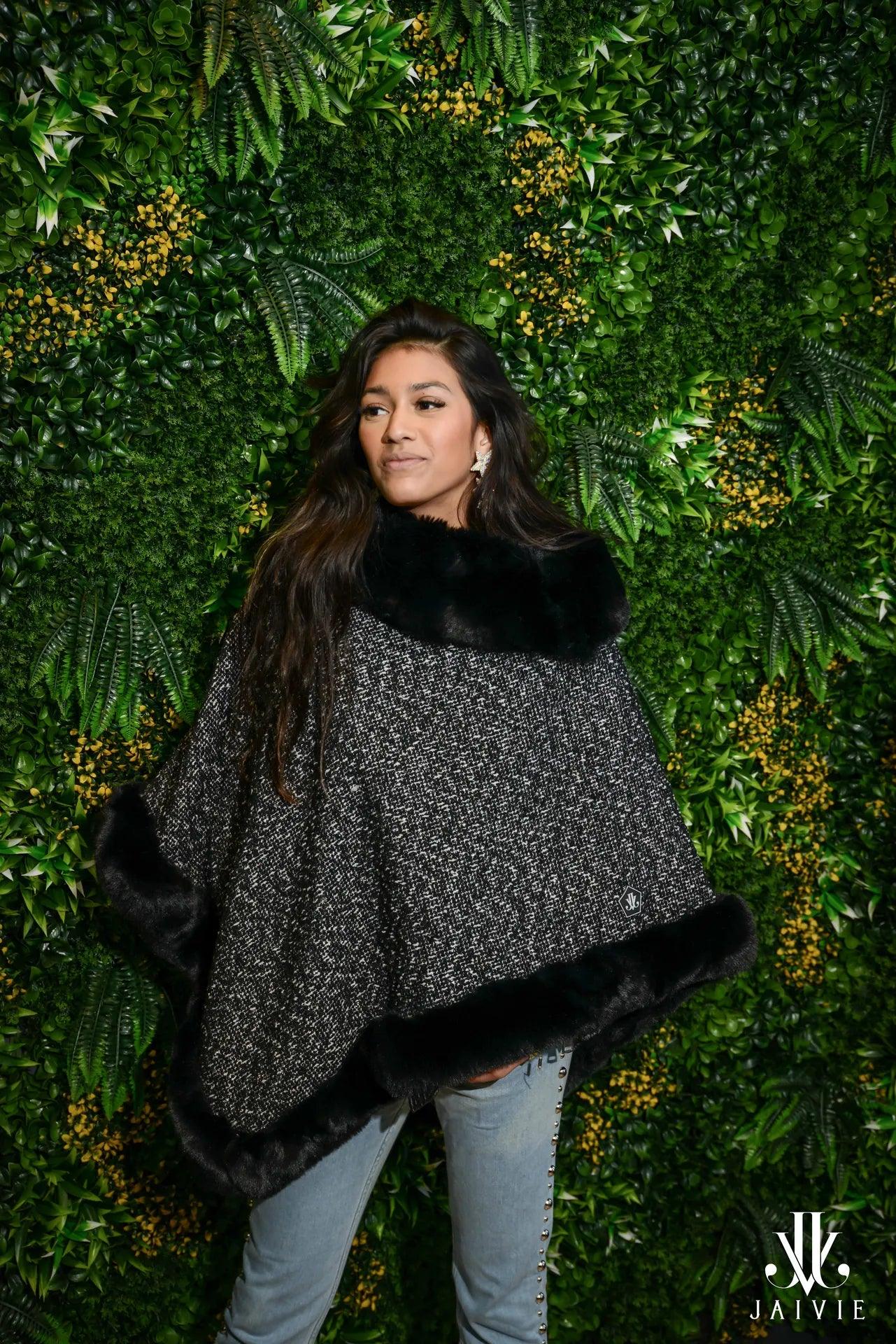 Luxe Black Poncho van JAIVIE