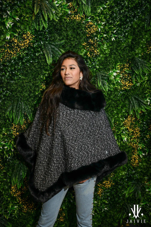 Zwarte poncho met bont voor dames van JAIVIE.